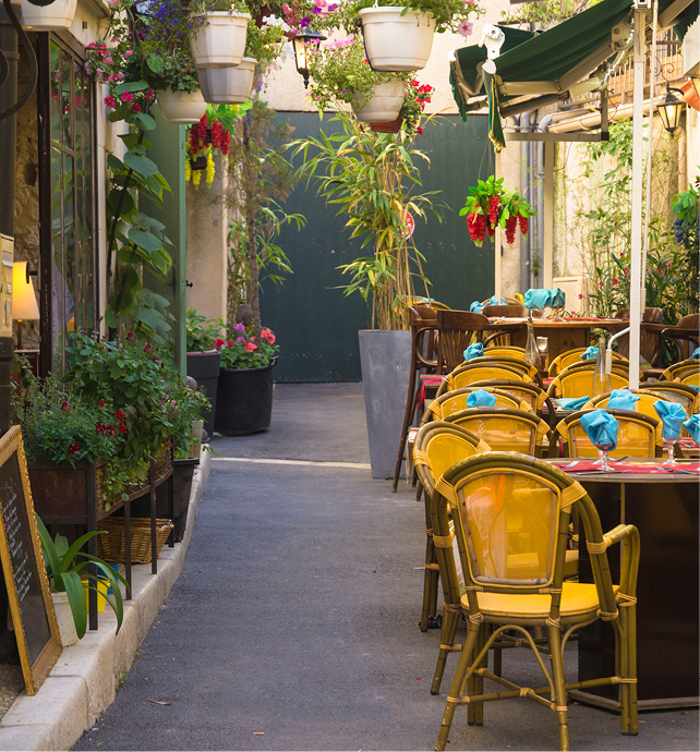 outdoor seeting of a restairant in Aix en Provence with yellow chairs